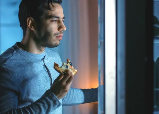 Thời điểm ăn cực hại sức khỏe, nhiều người không biết - Ảnh 1.