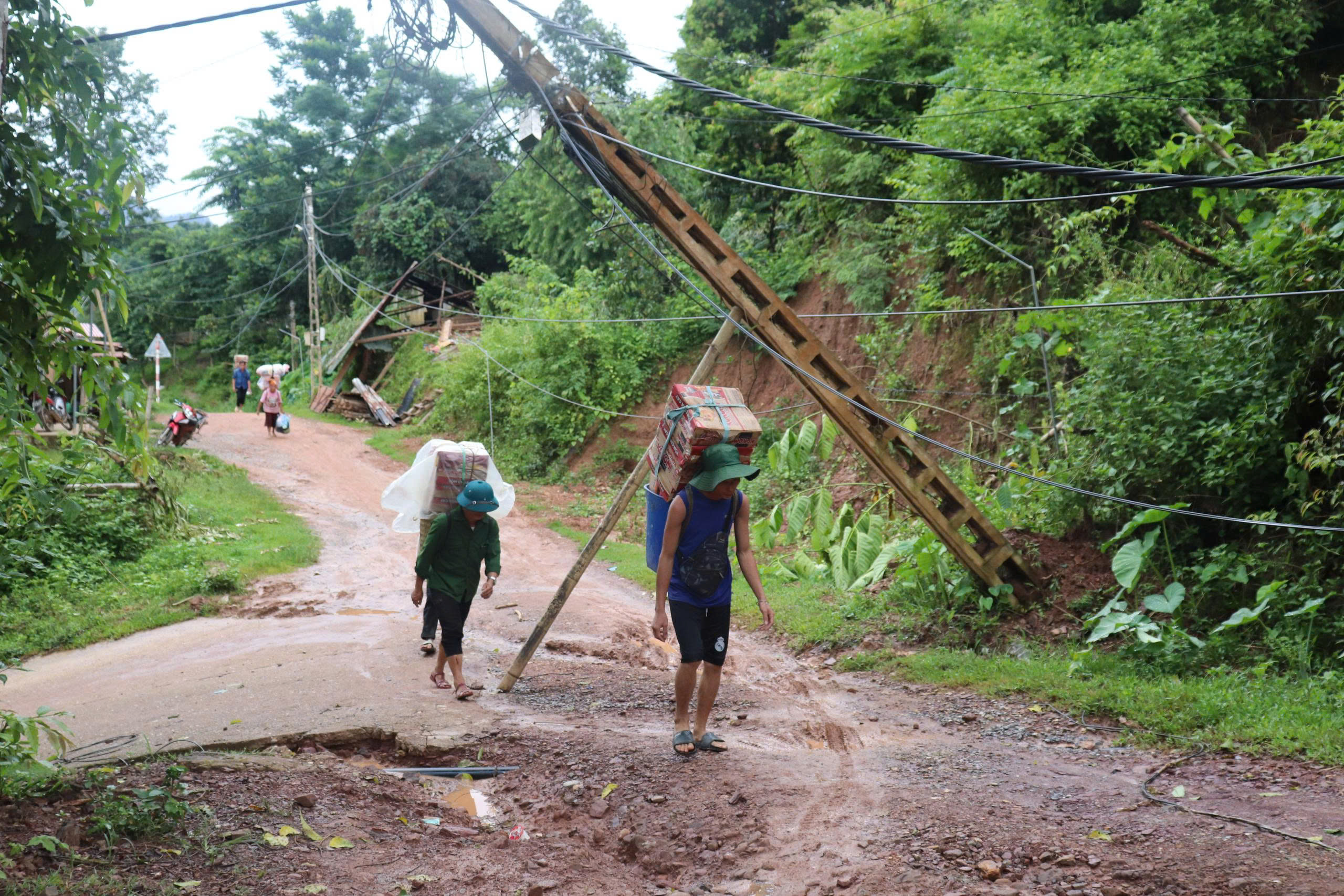Người dân tâm lũ nhọc nhằn cõng hàng cứu trợ vượt đèo, lội suối về nhà- Ảnh 10.
