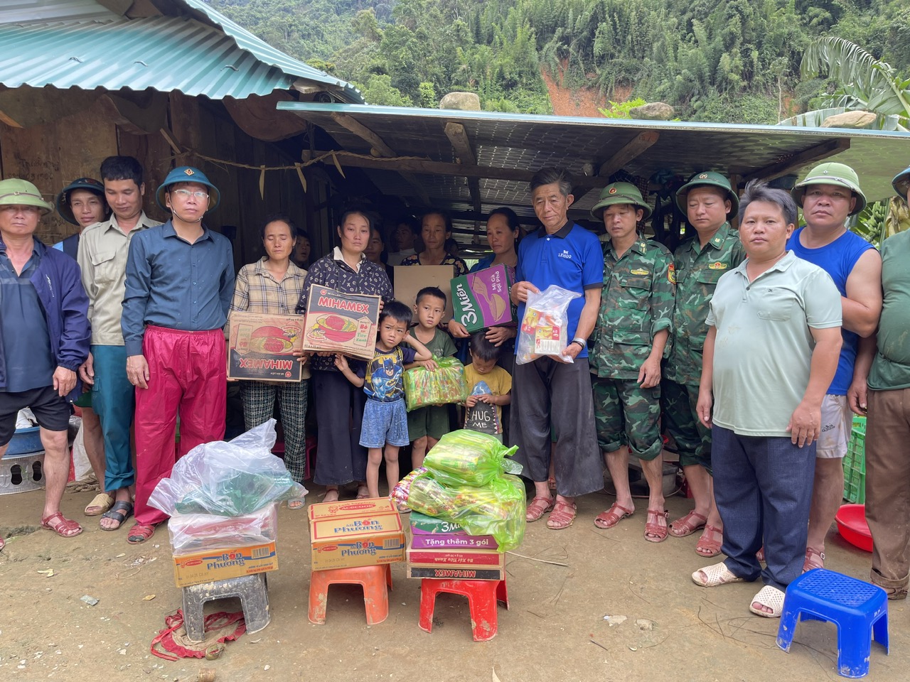 Người dân tâm lũ nhọc nhằn cõng hàng cứu trợ vượt đèo, lội suối về nhà- Ảnh 4.