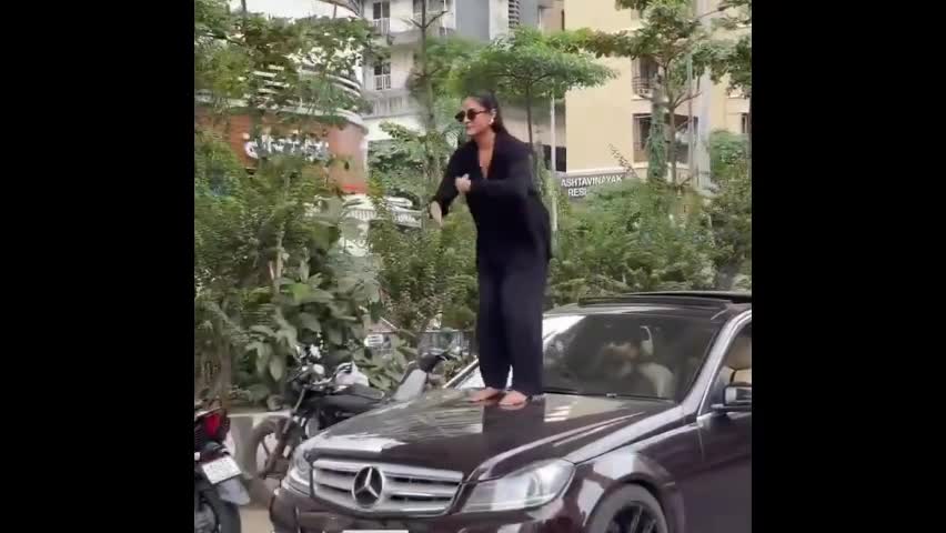 Nhảy múa trên nắp capo xe đang chạy, cô gái lĩnh hậu quả - Ảnh 1. Nhảy múa trên nắp capo xe đang chạy, cô gái lĩnh hậu quả - Ảnh 1.
