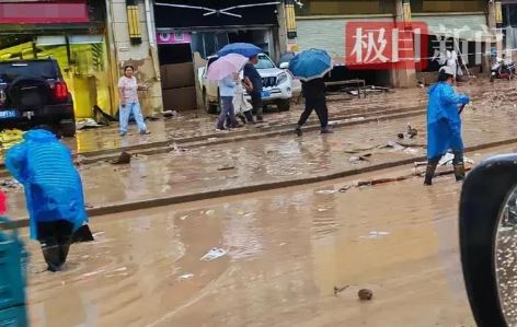 Số vàng bạc trị giá 36 tỷ đồng bị cuốn trôi sau lũ, người dân đổ xô đi tìm - Ảnh 3.