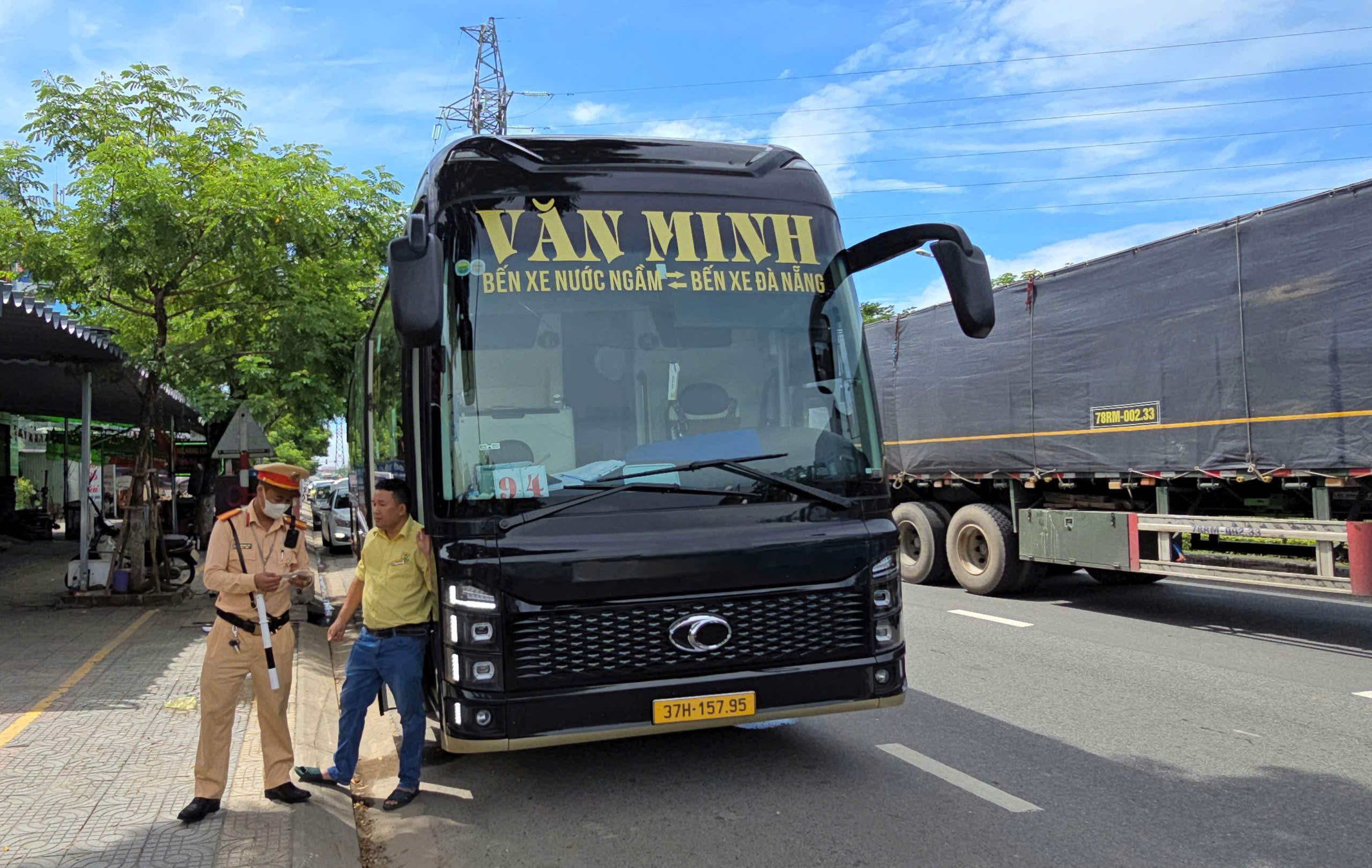 Đà Nẵng phát hiện nhiều xe ô tô vận tải hành khách vi phạm - Ảnh 2. Đà Nẵng phát hiện nhiều xe ô tô vận tải hành khách vi phạm - Ảnh 2.