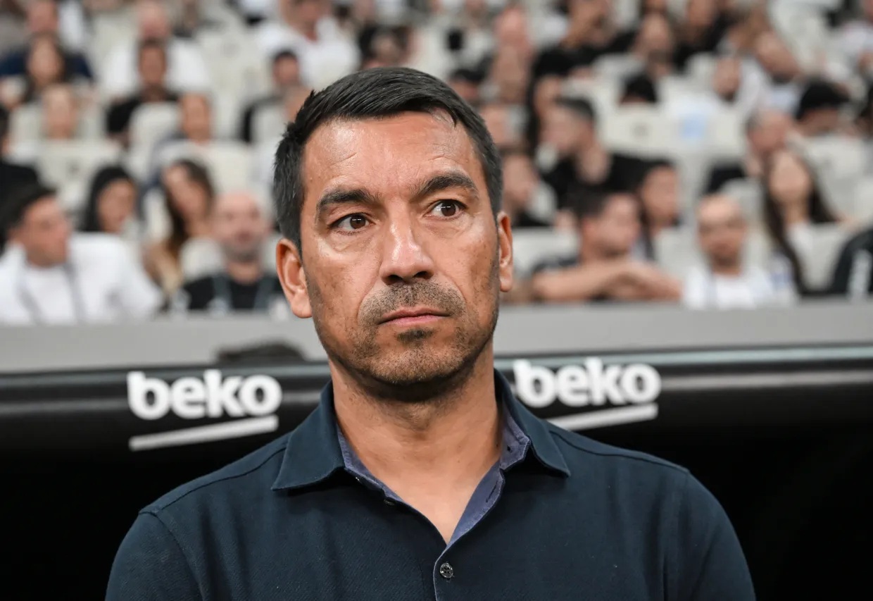 Giovanni van Bronckhorst gia nhập Liverpool với vai trò trợ lý huấn luyện viên.