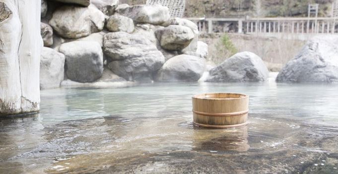 Bé gái 5 tuổi bị co giật, hôn mê sau khi tắm suối nước nóng- Ảnh 1.