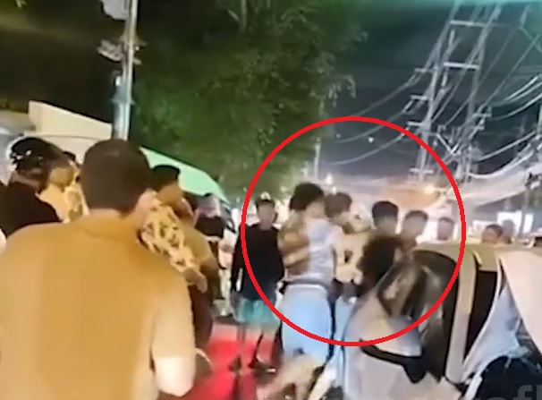 Gây tai nạn liên hoàn rồi bỏ chạy, tài xế ô tô bị dân vây đánh- Ảnh 1.