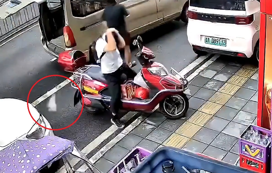 Dao chặt thịt rơi từ trên trời xuống đất, suýt trúng người dân- Ảnh 1.