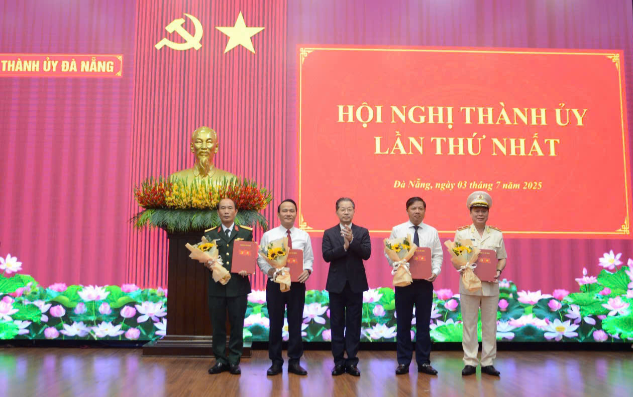 Bí thư Thành ủy Nguyễn Văn Quảng (giữa) trao quyết định và tặng hoa chúc mừng các đồng chí lãnh đạo được chỉ định giữ chức vụ Bí thư các đảng bộ vừa được thành lập.