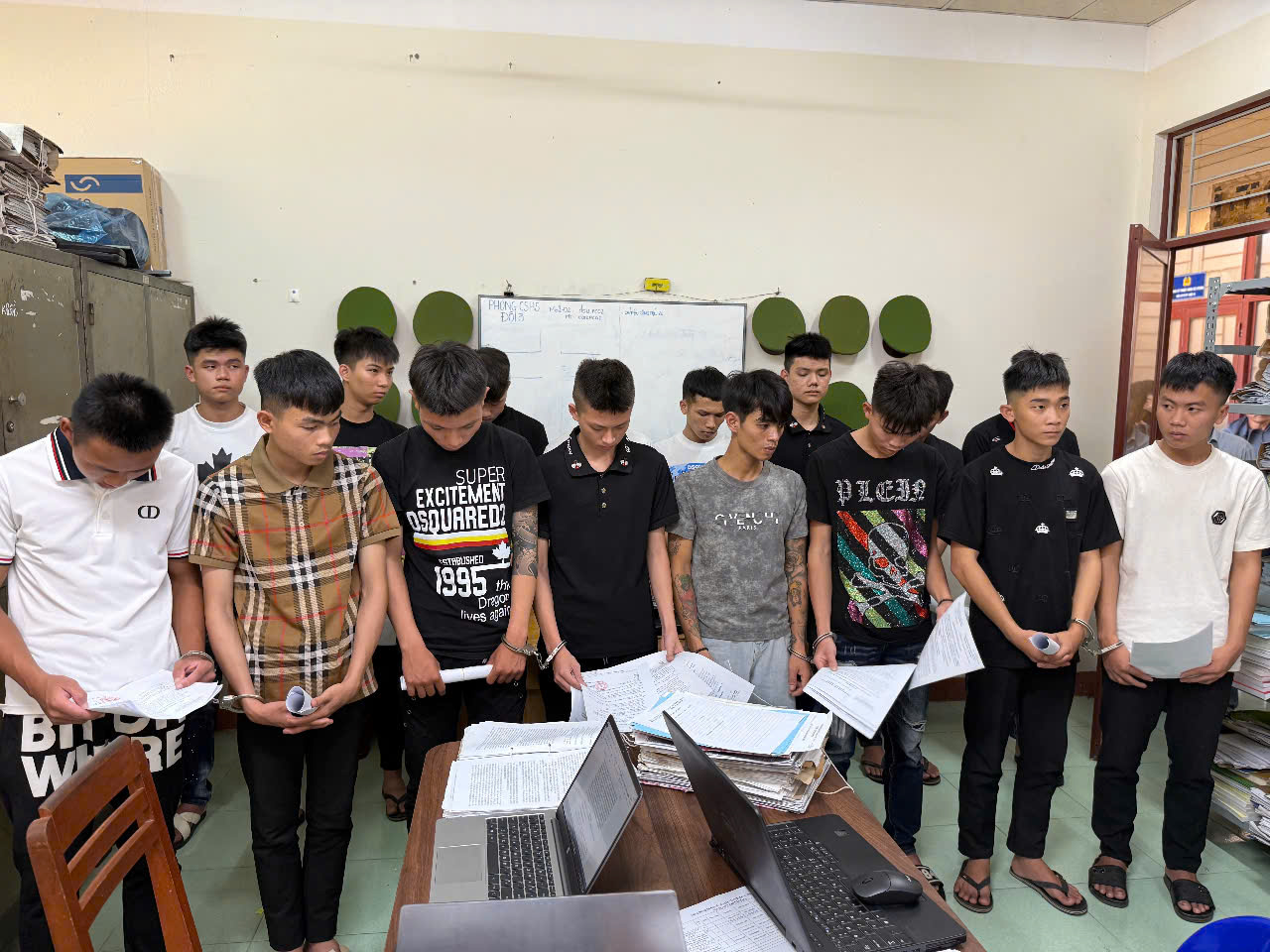 Quảng Ngãi: Khởi tố 20 đối tượng ở làng chài vô cớ chém người- Ảnh 1.