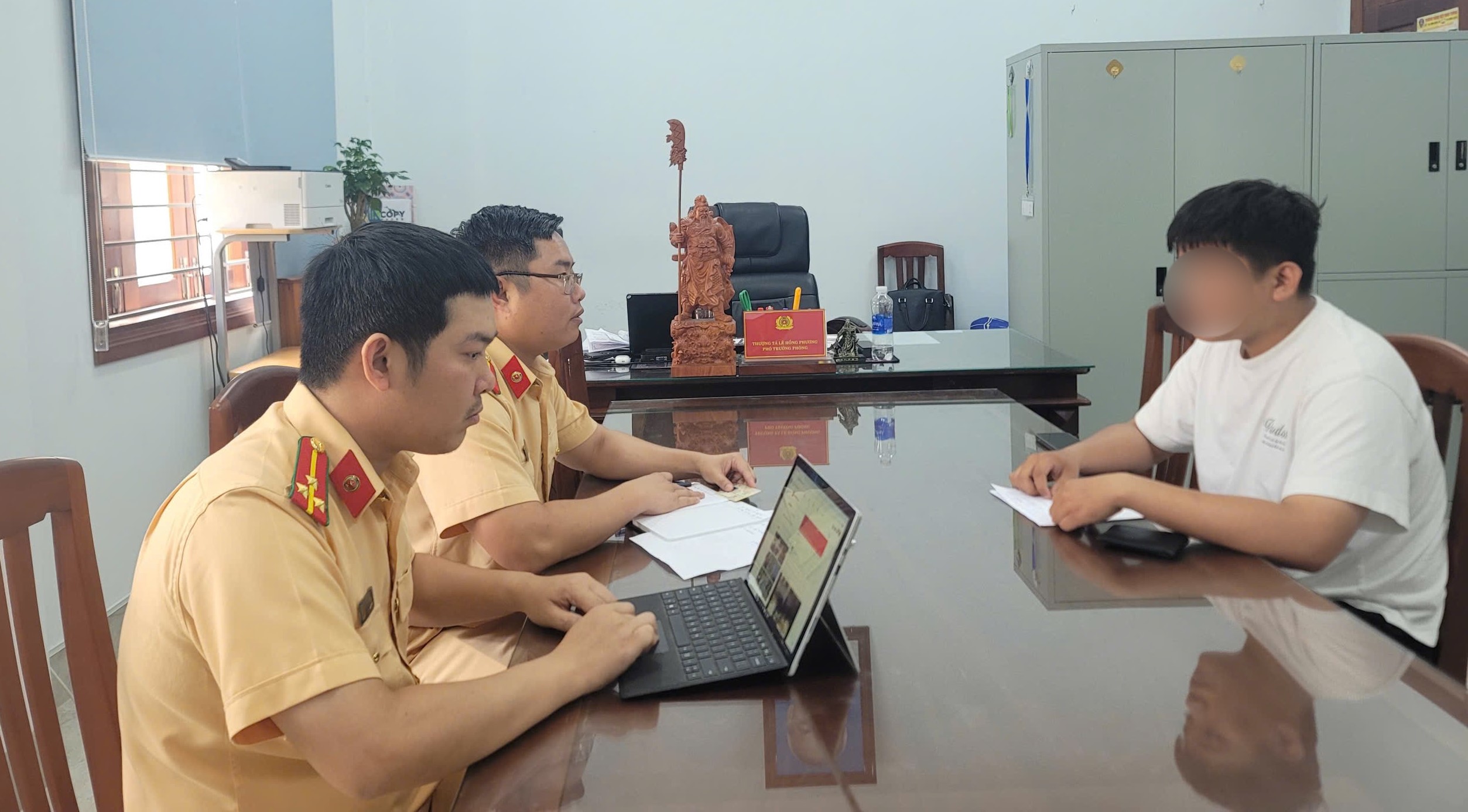 Nam thanh niên điều khiển xe máy buông thả 2 tay trên phố - Ảnh 1.