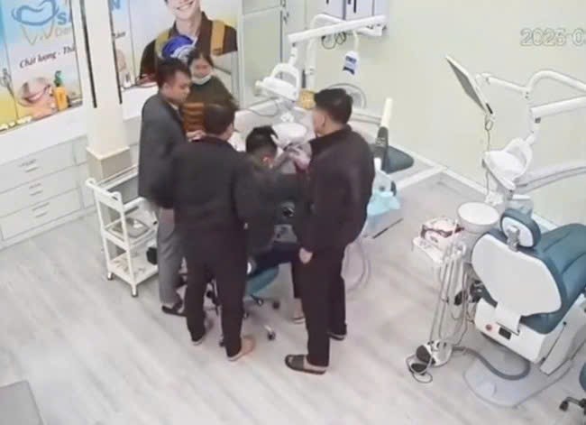 Khởi tố nhóm đối tượng hành hung chủ cơ sở nha khoa tại Quảng Trị- Ảnh 2. Khởi tố nhóm đối tượng hành hung chủ cơ sở nha khoa tại Quảng Trị- Ảnh 2.