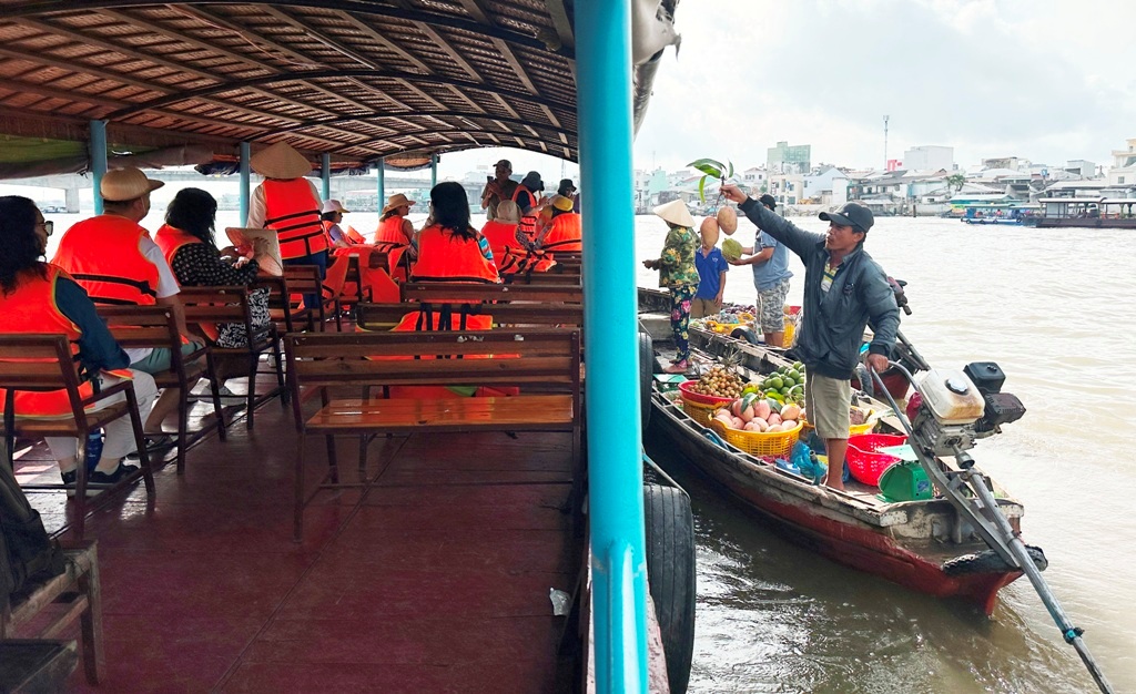 Chợ nổi miền Tây: Từ “bảo tàng sống” đến nỗi lo mai một trong thời hiện đại- Ảnh 3. Chợ nổi miền Tây: Từ “bảo tàng sống” đến nỗi lo mai một trong thời hiện đại- Ảnh 3.