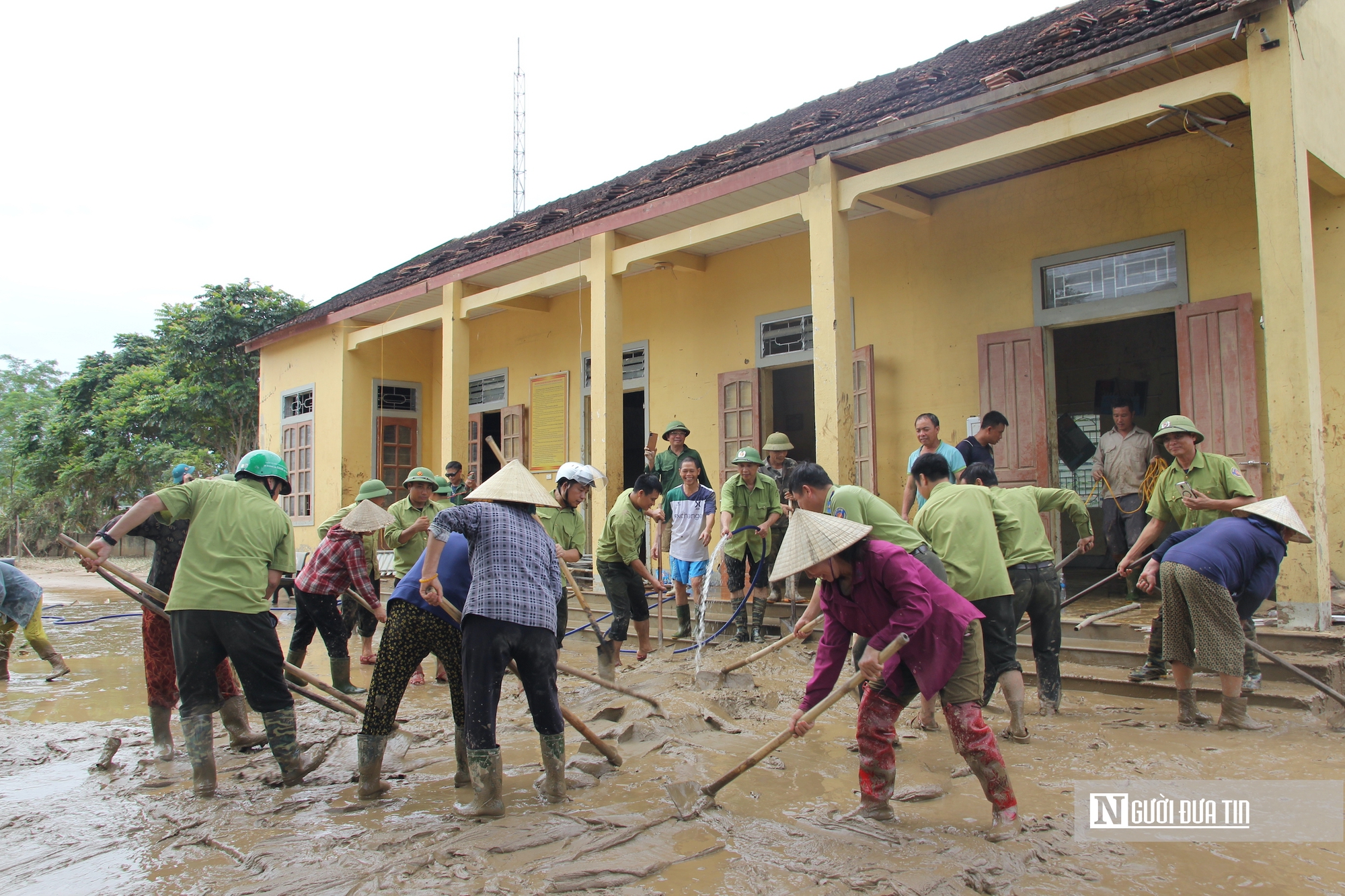 Nghĩa tình dân tộc dựng xây - Bài 1: Chuyện chưa kể về những “anh hùng” thầm lặng trong bão lũ - Ảnh 1.