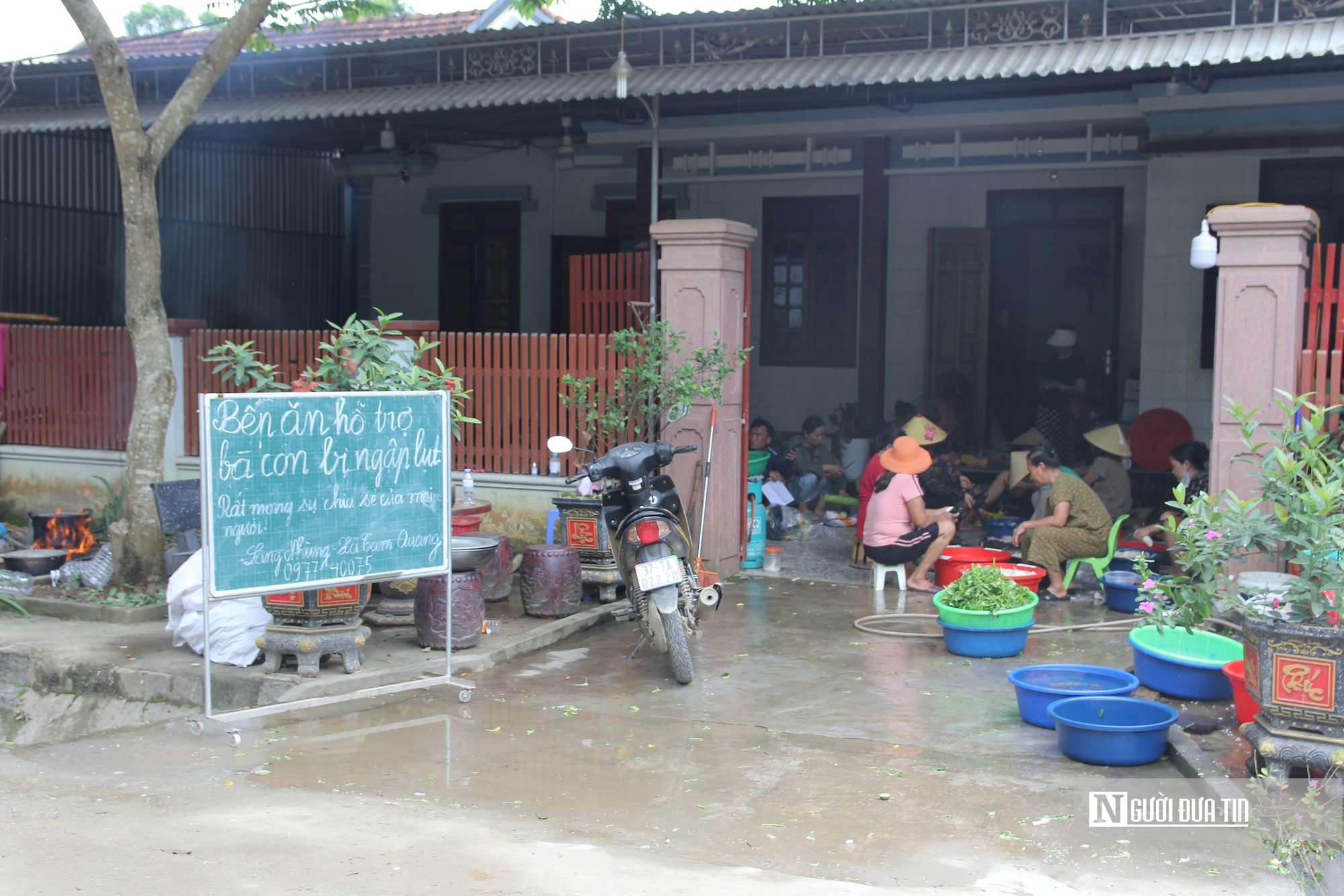 Nghĩa tình dân tộc dựng xây - Bài 2: Bếp hồng đỏ lửa suốt ngày đêm, sưởi ấm người dân bị lũ tàn phá - Ảnh 1.