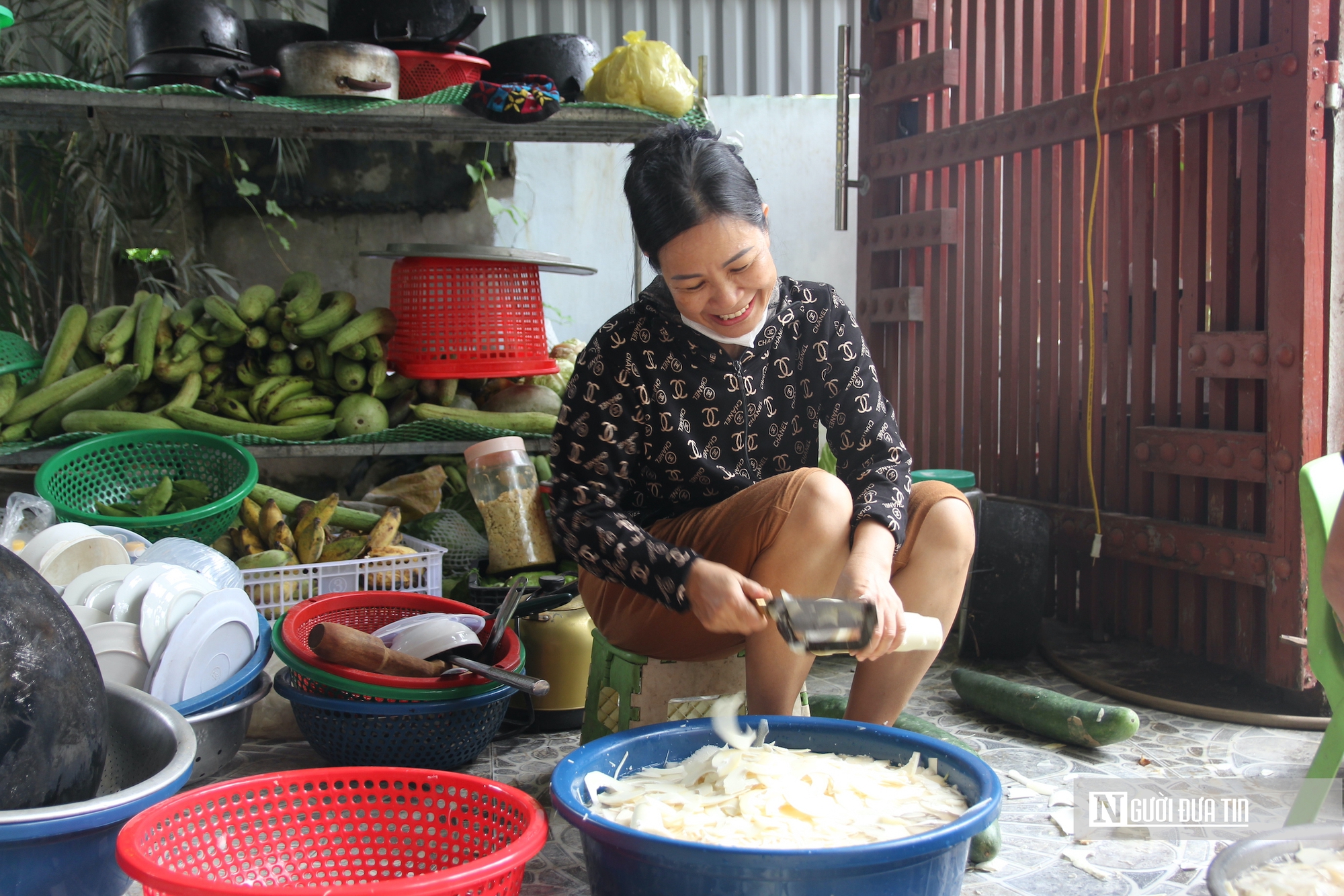 Nghĩa tình dân tộc dựng xây - Bài 2: Bếp hồng đỏ lửa suốt ngày đêm, sưởi ấm người dân bị lũ tàn phá - Ảnh 2.
