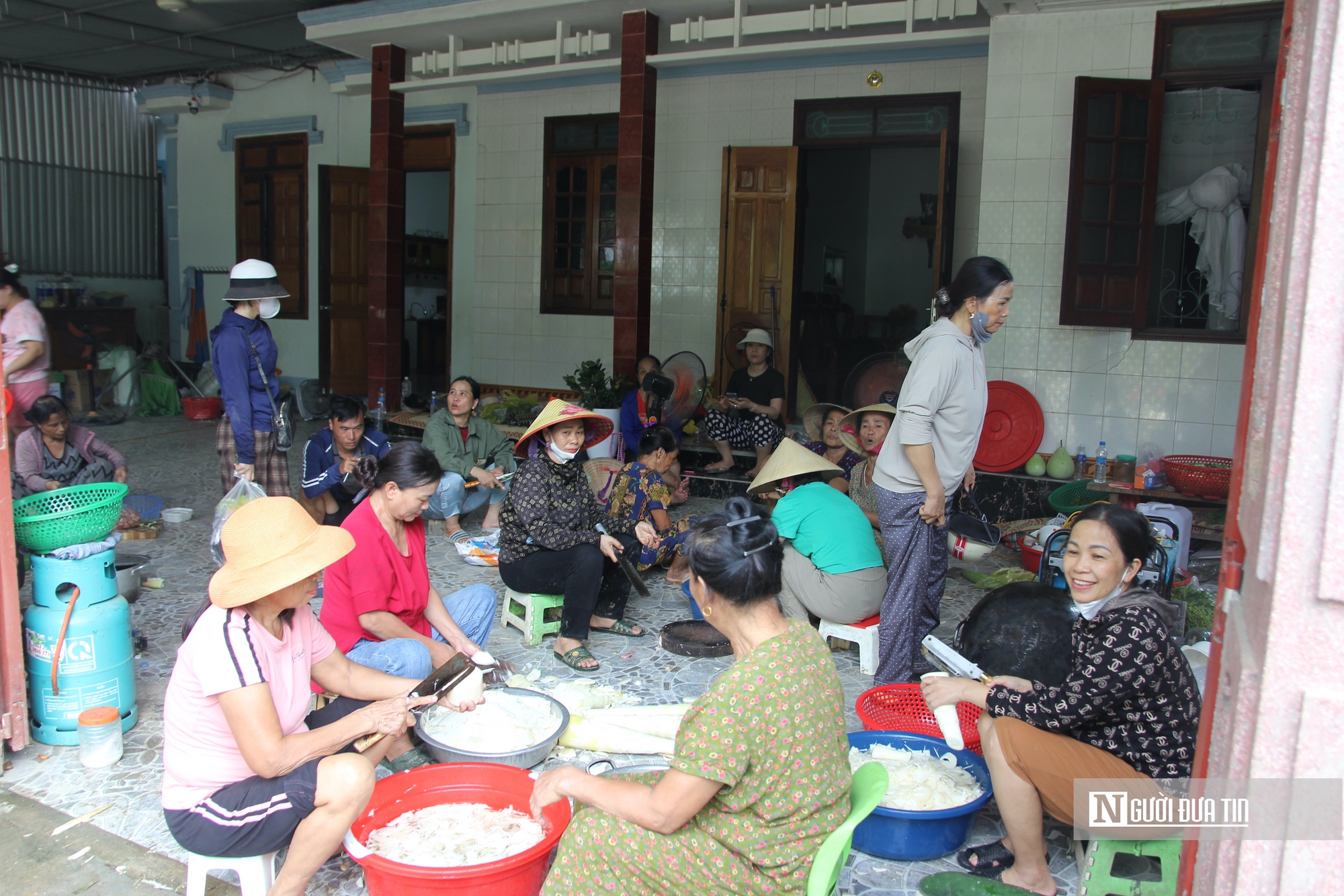 Nghĩa tình dân tộc dựng xây - Bài 2: Bếp hồng đỏ lửa suốt ngày đêm, sưởi ấm người dân bị lũ tàn phá - Ảnh 3.