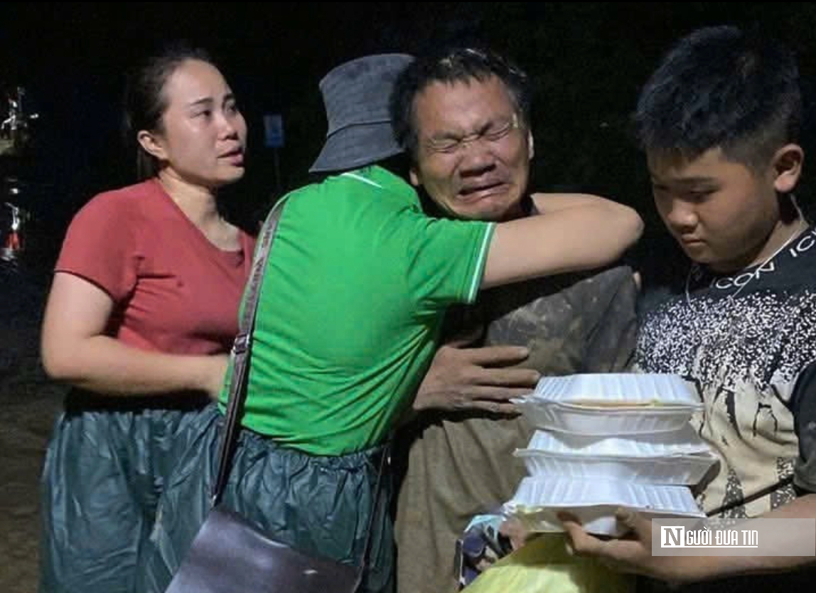 Nghĩa tình dân tộc dựng xây - Bài 2: Bếp hồng đỏ lửa suốt ngày đêm, sưởi ấm người dân bị lũ tàn phá - Ảnh 4.