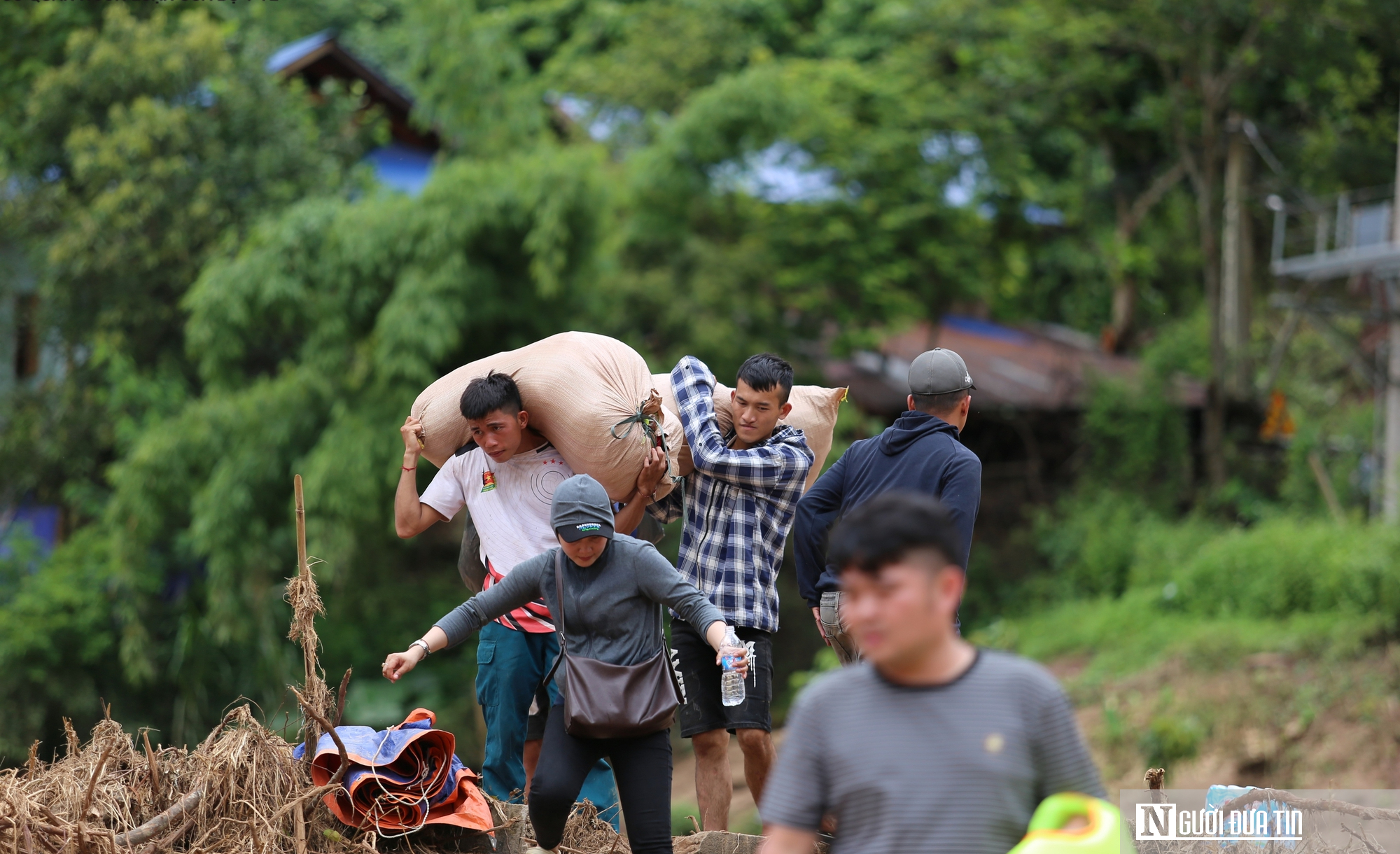 Từng đoàn xe mang yêu thương đến với bà con vùng lũ - Ảnh 9.