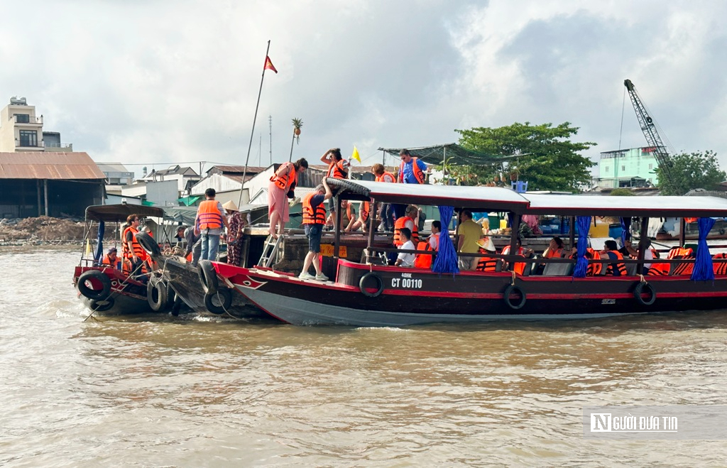 Chợ nổi miền Tây: Từ “bảo tàng sống” đến nỗi lo mai một trong thời hiện đại- Ảnh 4. Chợ nổi miền Tây: Từ “bảo tàng sống” đến nỗi lo mai một trong thời hiện đại- Ảnh 4.