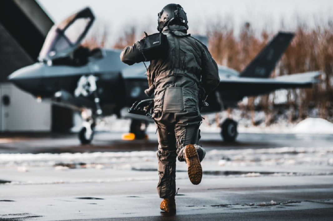 Thêm nước NATO triển khai F-35 tới bảo vệ nút hậu cần hỗ trợ Ukraine ở Ba Lan - Ảnh 1.