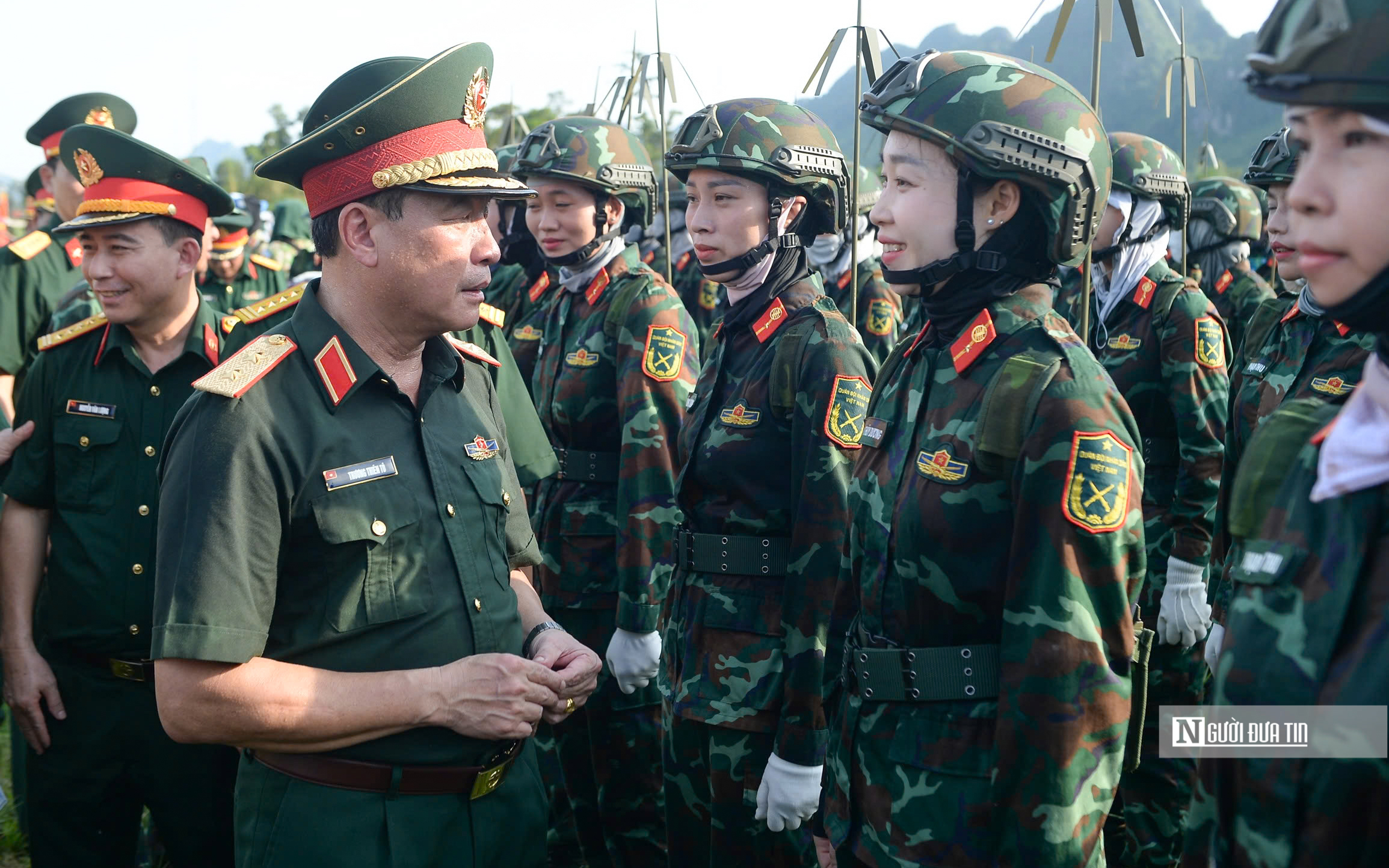Trung tướng Trương Thiên Tô động viên cán bộ, chiến sĩ A80 tại thao trường- Ảnh 1.