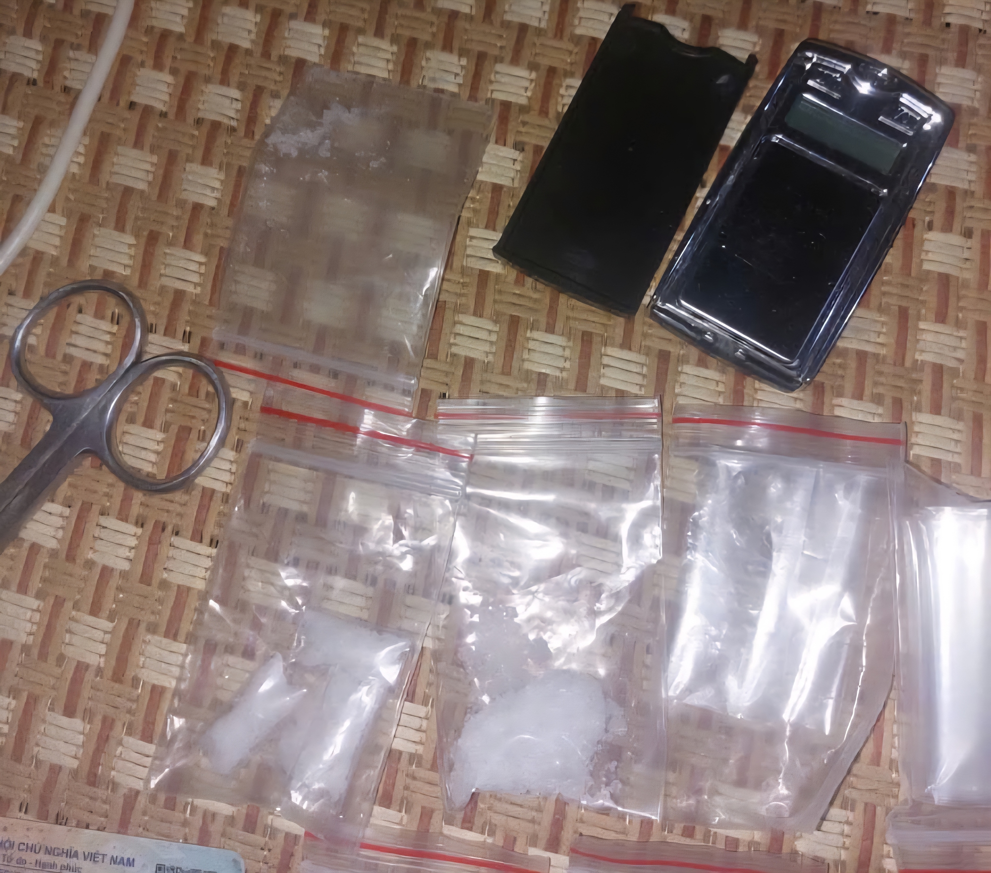 Triệt phá tụ điểm ma túy nằm sâu trong rừng cao su ở Đồng Nai- Ảnh 1. Triệt phá tụ điểm ma túy nằm sâu trong rừng cao su ở Đồng Nai- Ảnh 1.