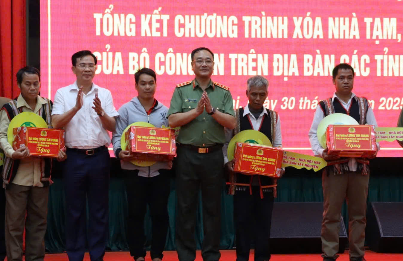 Bộ Công an hỗ trợ 3 tỉnh Tây Nguyên xây dựng 6.370 ngôi nhà cho người nghèo - Ảnh 1.