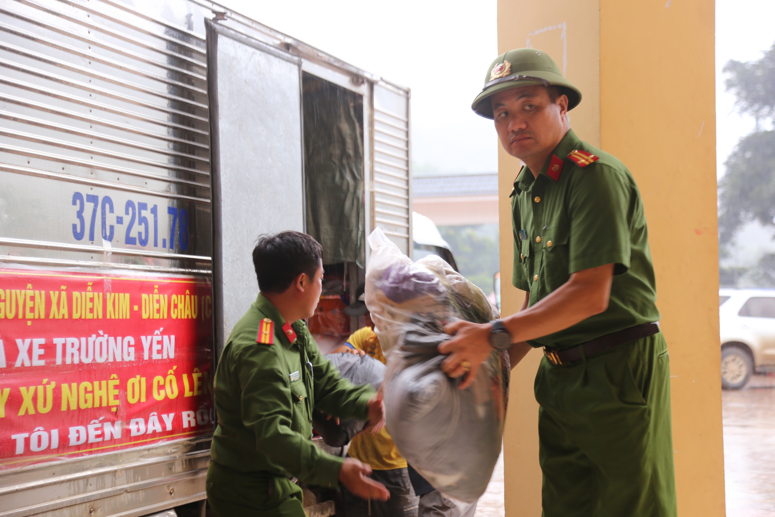 Từng đoàn xe mang yêu thương đến với bà con vùng lũ - Ảnh 12.