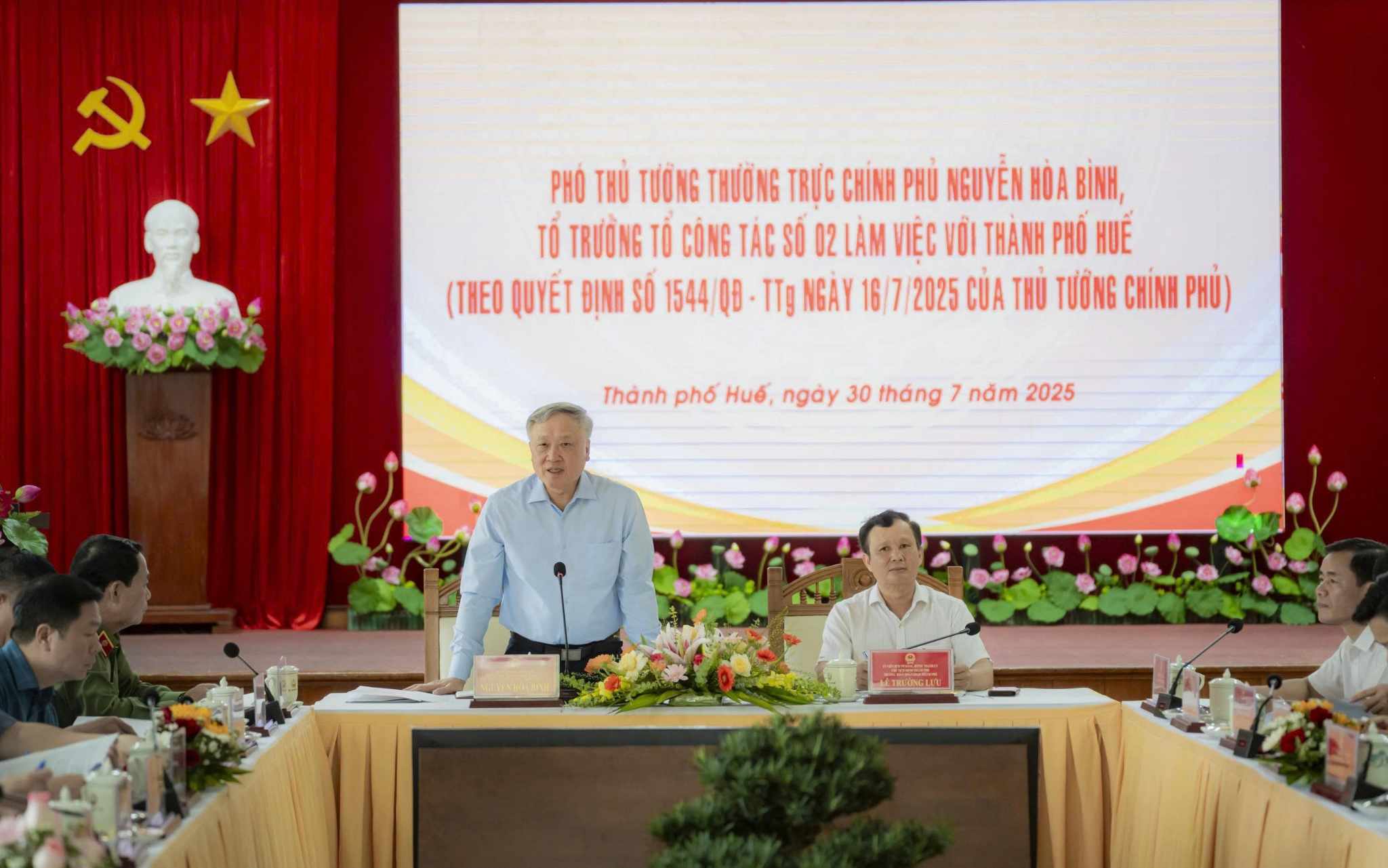 Phó Thủ tướng Nguyễn Hòa Bình: Huế cần tìm động lực tăng trưởng mới- Ảnh 2. Phó Thủ tướng Nguyễn Hòa Bình: Huế cần tìm động lực tăng trưởng mới- Ảnh 2.