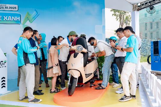 “Ngày hội xanh” đổ bộ Hà Nội: Đổi xe xăng lấy xe điện nhận ưu đãi khủng, tài xế dịch vụ hưởng lợi chưa từng có - Ảnh 7.