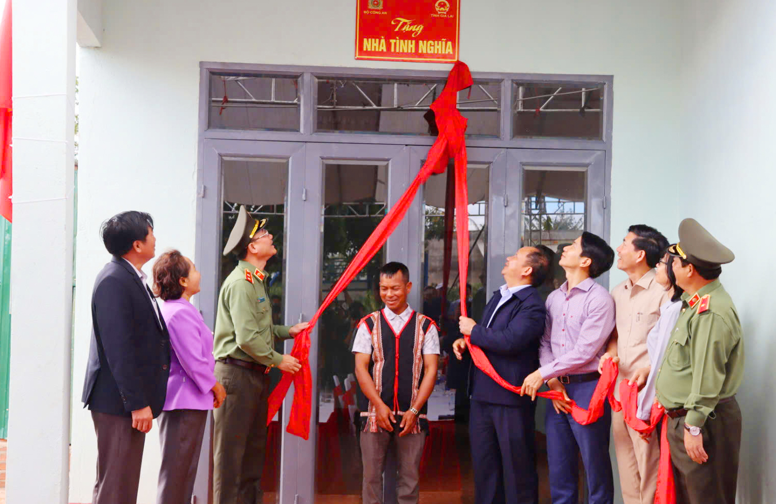 Bộ Công an hỗ trợ 3 tỉnh Tây Nguyên xây dựng 6.370 ngôi nhà cho người nghèo - Ảnh 3.