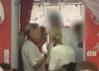 Hành khách bị đưa ra khỏi máy bay sau khi trở nên "không thể kiểm soát"- Ảnh 1. Hành khách bị đưa ra khỏi máy bay sau khi trở nên "không thể kiểm soát"- Ảnh 1.