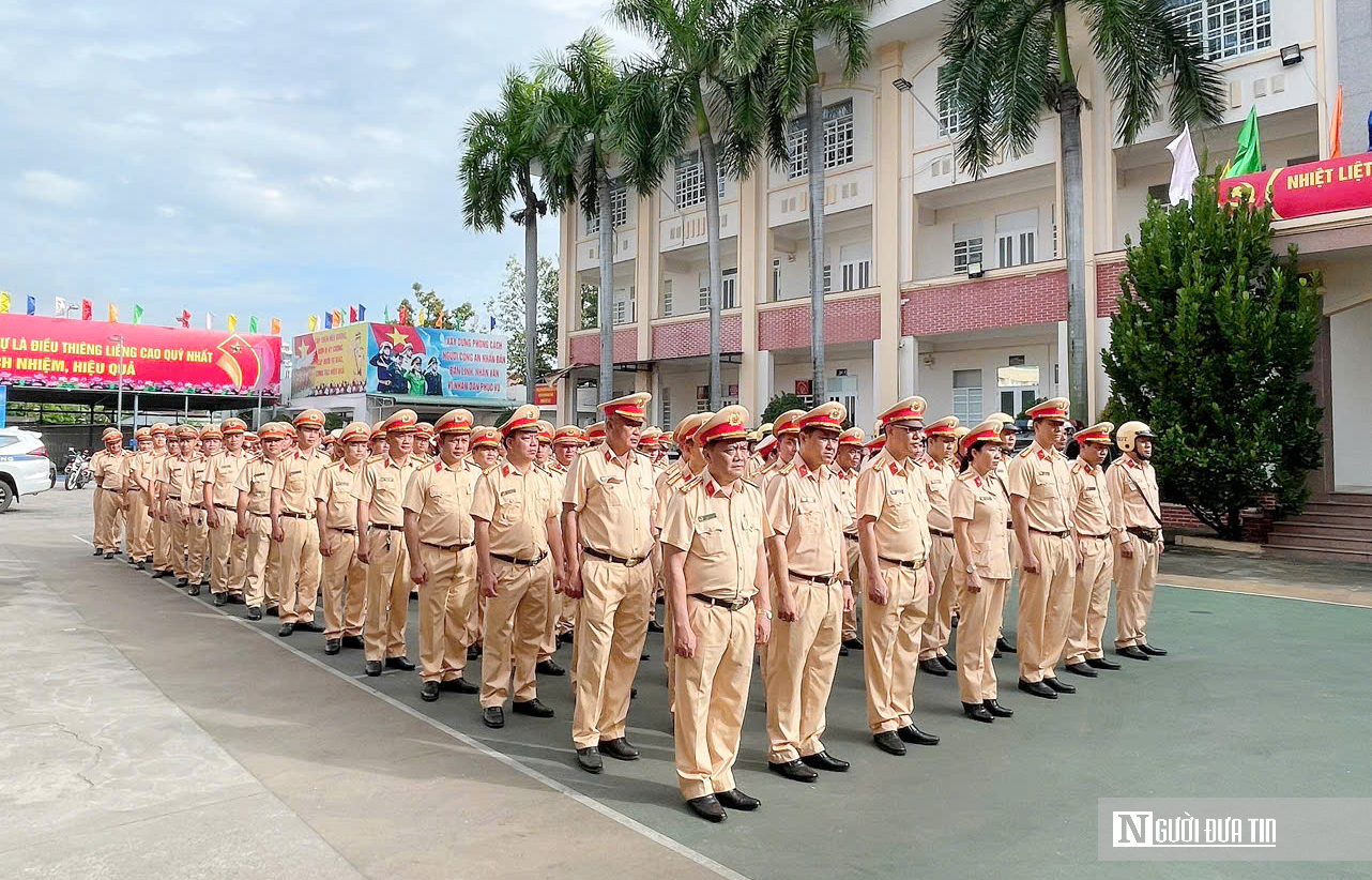 Công an tỉnh Đồng Nai ra quân thực hiện cao điểm bảo đảm trật tự, an toàn giao thông. - Ảnh 3.