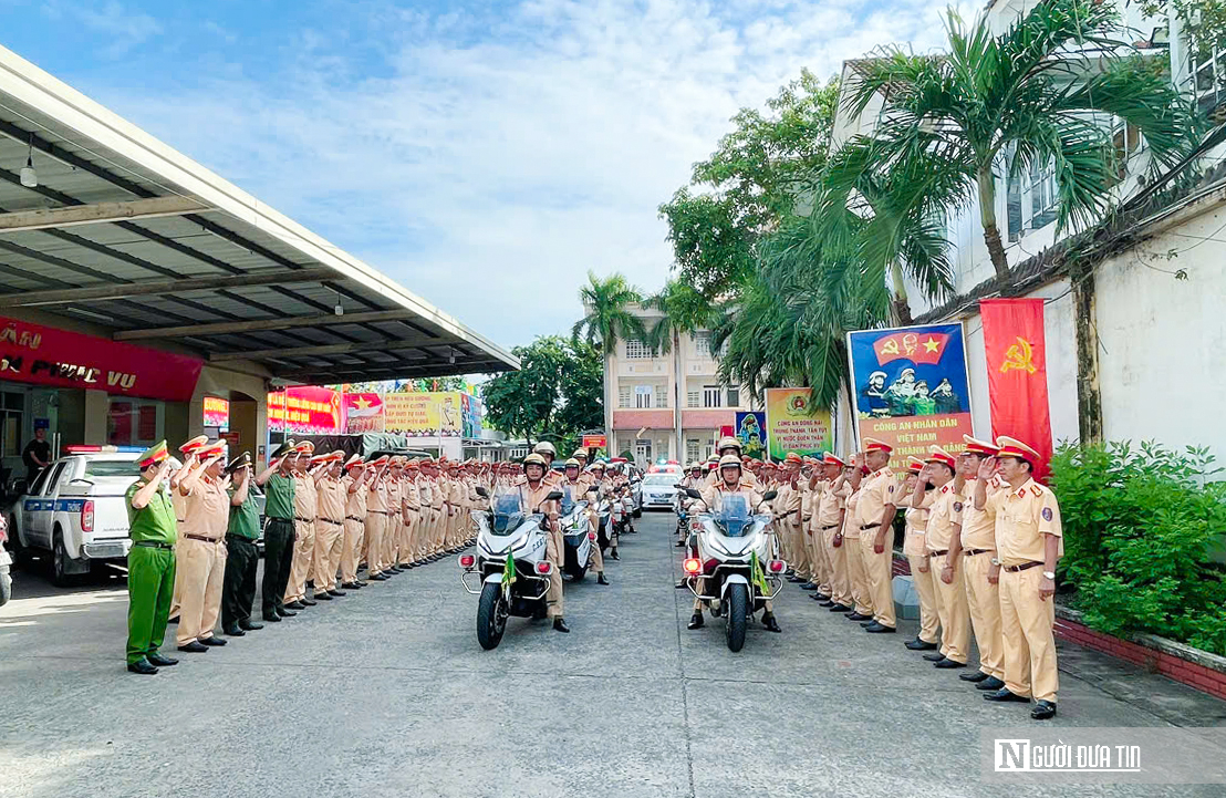 Công an tỉnh Đồng Nai ra quân thực hiện cao điểm bảo đảm trật tự, an toàn giao thông. - Ảnh 4.