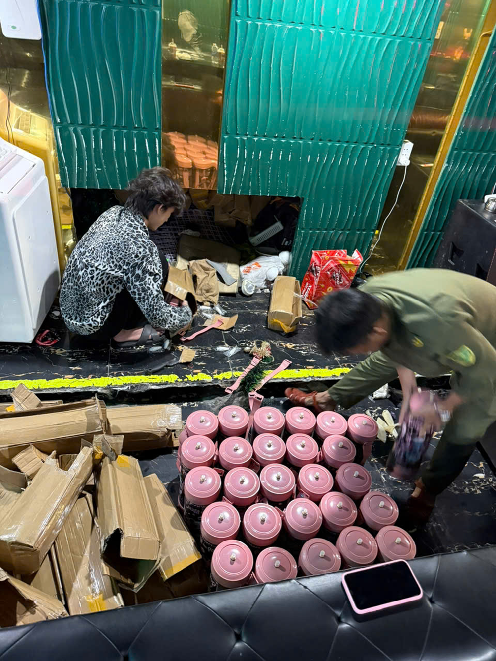 Quán bar phố Tây “phù phép” bóng cười thành cocktail, thu trăm tỷ đồng bất chính- Ảnh 3. Quán bar phố Tây “phù phép” bóng cười thành cocktail, thu trăm tỷ đồng bất chính- Ảnh 3.