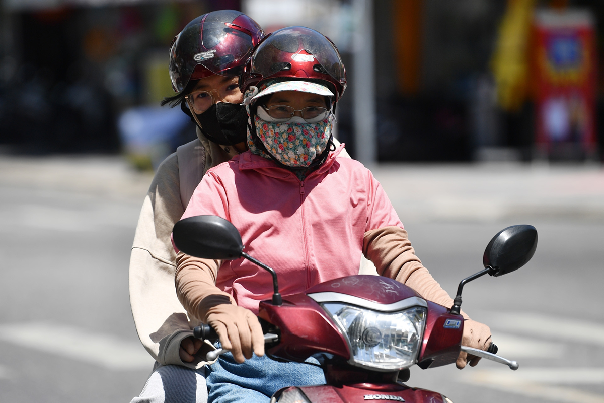 Miền Bắc mưa nắng đan xen, đề phòng dông lốc, sấm sét - Ảnh 1.