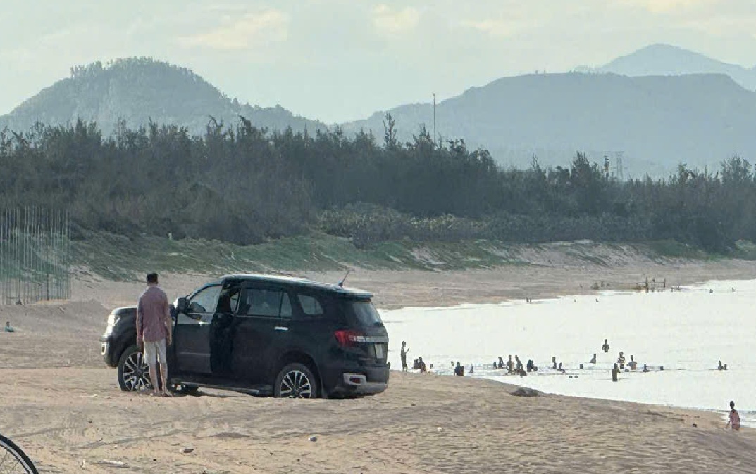 Người đàn ông bị trừ 2 điểm giấy phép lái xe vì lái xe ô tô xuống biển- Ảnh 1. Người đàn ông bị trừ 2 điểm giấy phép lái xe vì lái xe ô tô xuống biển- Ảnh 1.