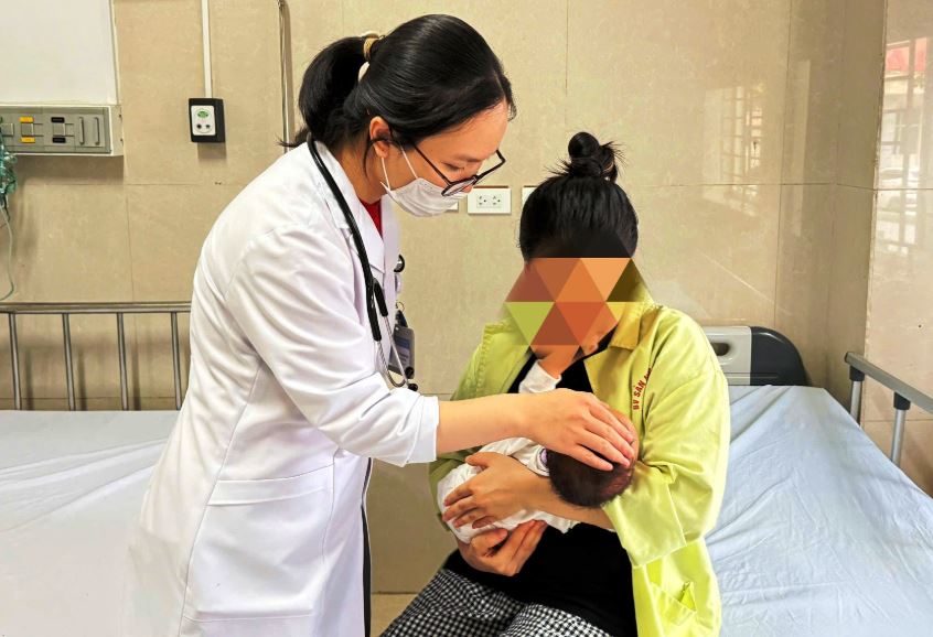 Bé 1 tháng tuổi ngộ độc sái thuốc phiện- Ảnh 1. Bé 1 tháng tuổi ngộ độc sái thuốc phiện- Ảnh 1.