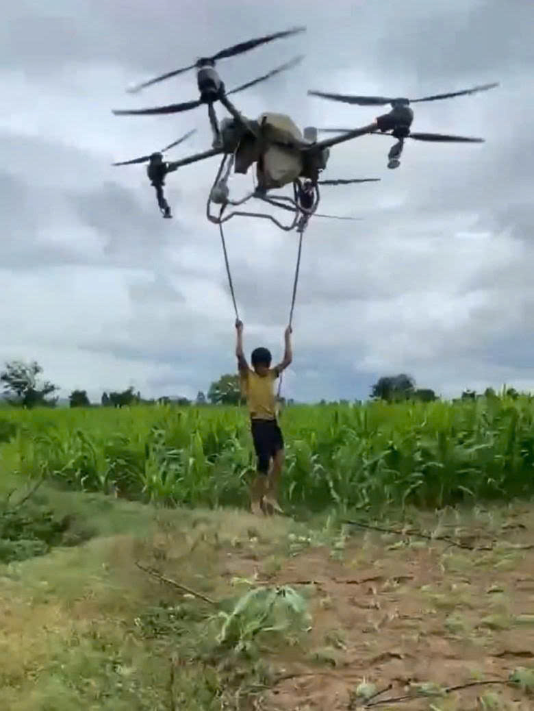 Anh nông dân kể lại phút cân não dùng drone cứu hai em nhỏ mắc kẹt giữa dòng nước xiết- Ảnh 2. Anh nông dân kể lại phút cân não dùng drone cứu hai em nhỏ mắc kẹt giữa dòng nước xiết- Ảnh 2.