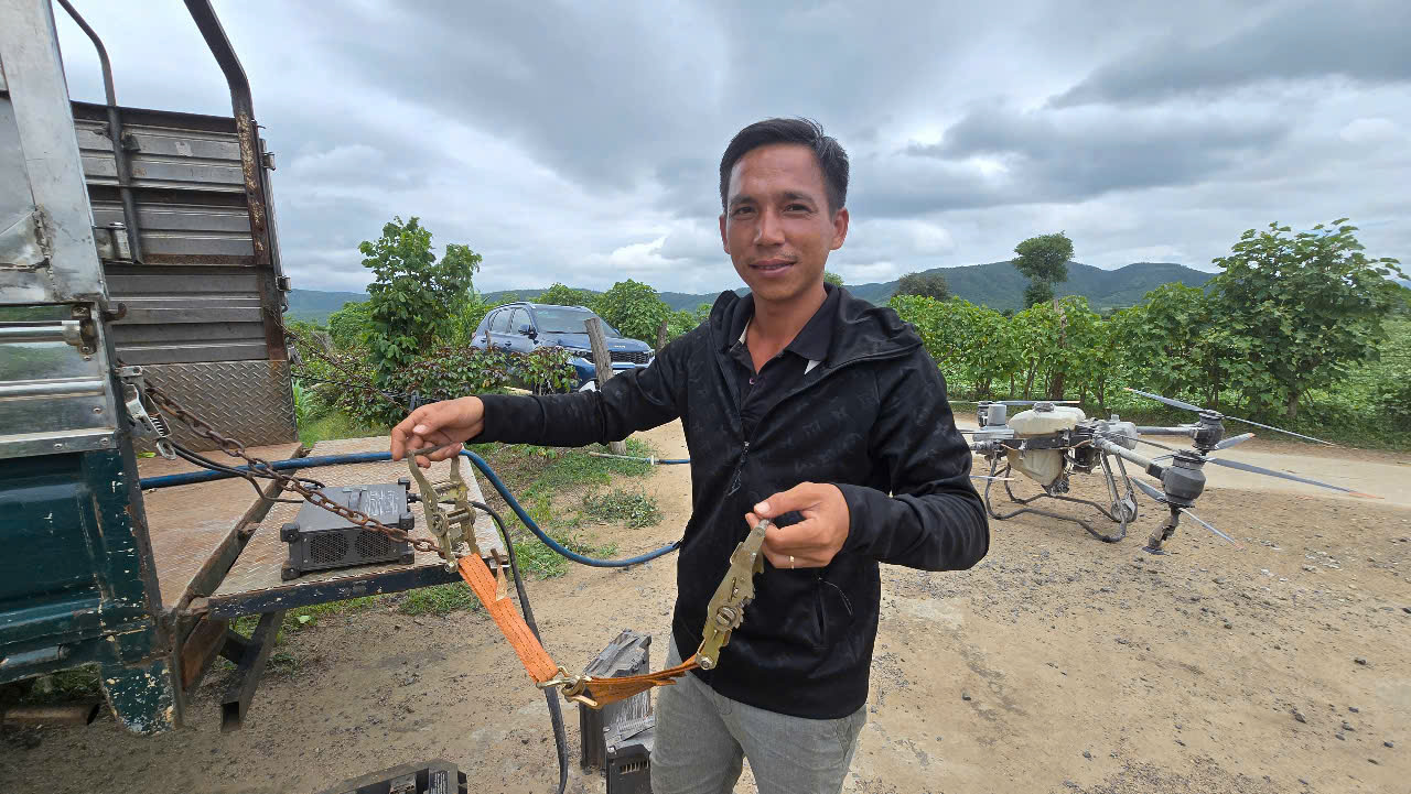 Anh nông dân kể lại phút cân não dùng drone cứu hai em nhỏ mắc kẹt giữa dòng nước xiết- Ảnh 3. Anh nông dân kể lại phút cân não dùng drone cứu hai em nhỏ mắc kẹt giữa dòng nước xiết- Ảnh 3.
