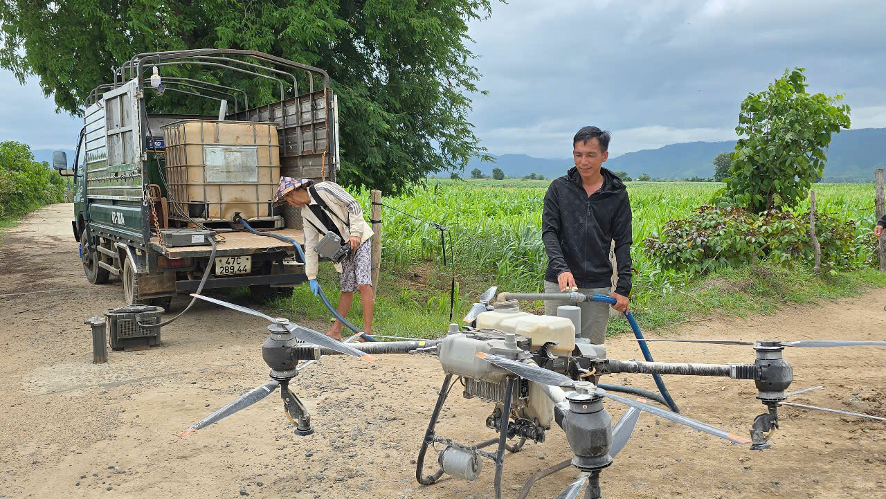 Anh nông dân kể lại phút cân não dùng drone cứu hai em nhỏ mắc kẹt giữa dòng nước xiết- Ảnh 1. Anh nông dân kể lại phút cân não dùng drone cứu hai em nhỏ mắc kẹt giữa dòng nước xiết- Ảnh 1.