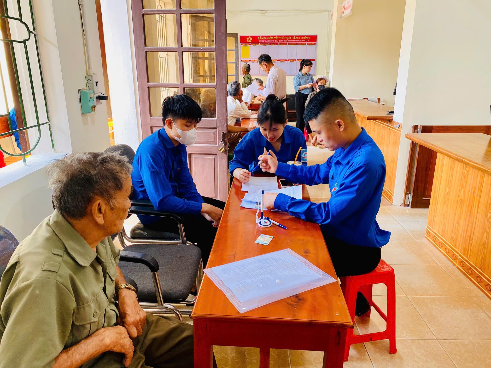 Chính quyền 2 cấp đi vào vận hành, thanh niên Hà Tĩnh xung kích hỗ trợ người dân- Ảnh 4.