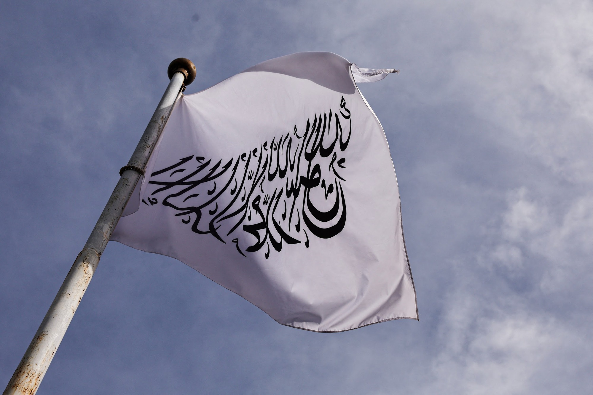 Nga là quốc gia đầu tiên trên thế giới công nhận chính quyền Taliban- Ảnh 1. Flag of the Islamic Emirate of Afghanistan flutters at the Embassy of Afghanistan in Beijing