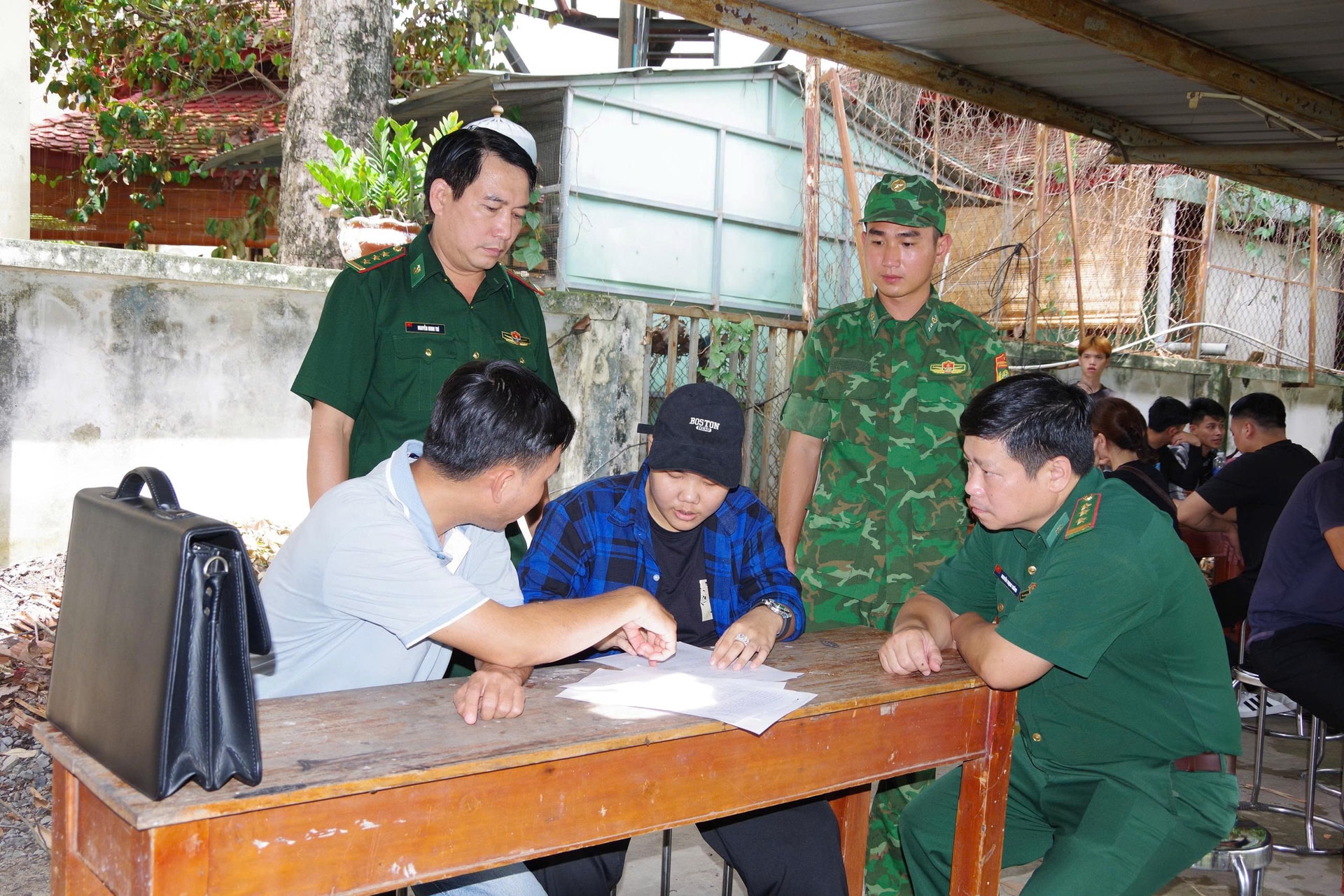Tiếp nhận 38 công dân Việt Nam từ Campuchia: Nhiều người từng làm việc tại tụ điểm cờ bạc, lừa đảo- Ảnh 2. Tiếp nhận 38 công dân Việt Nam từ Campuchia: Nhiều người từng làm việc tại tụ điểm cờ bạc, lừa đảo- Ảnh 2.
