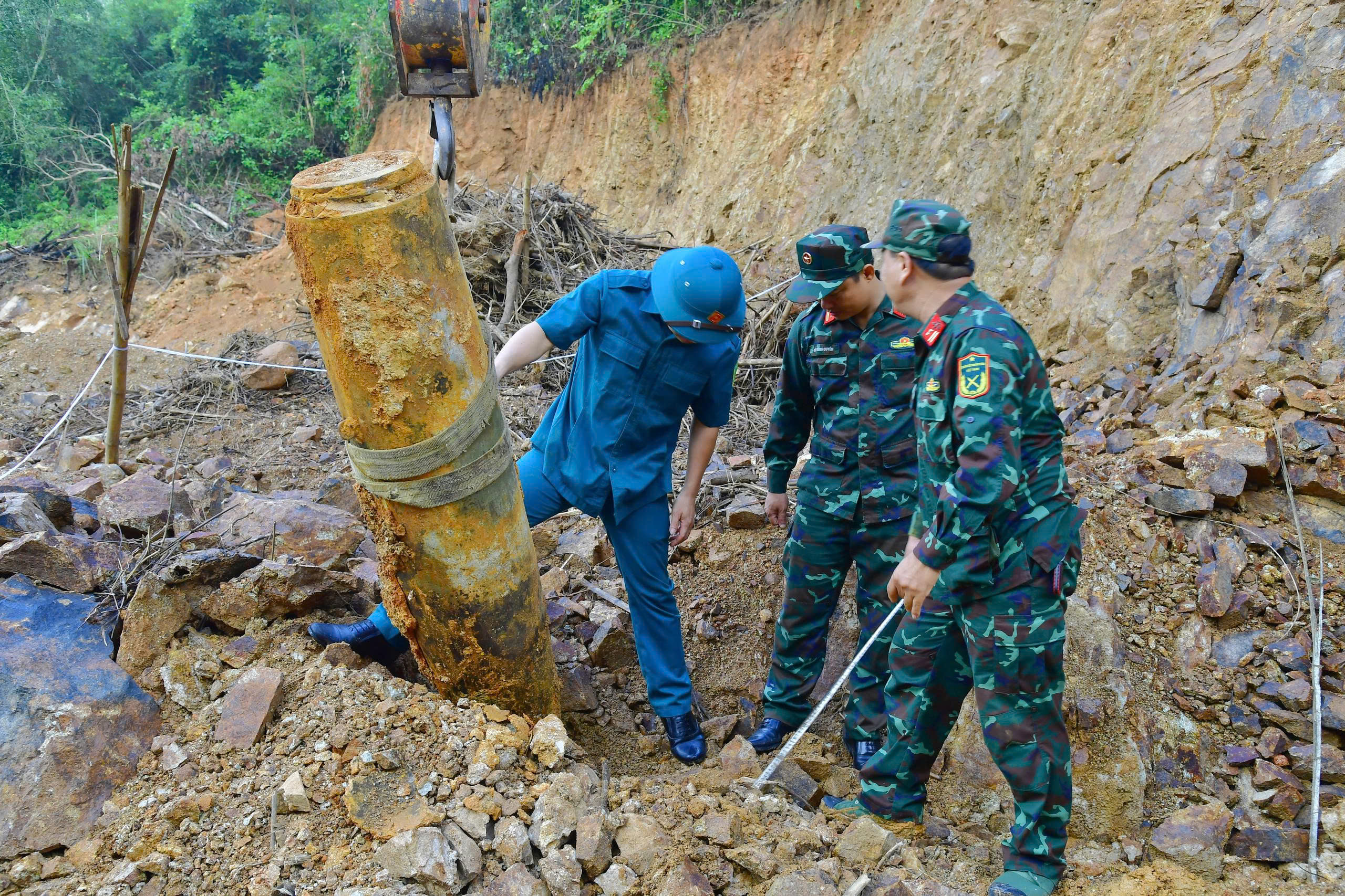 Phát hiện quả bom nặng nửa tấn còn nguyên kíp nổ, cách nhà dân 50m- Ảnh 2. Phát hiện quả bom nặng nửa tấn còn nguyên kíp nổ, cách nhà dân 50m- Ảnh 2.