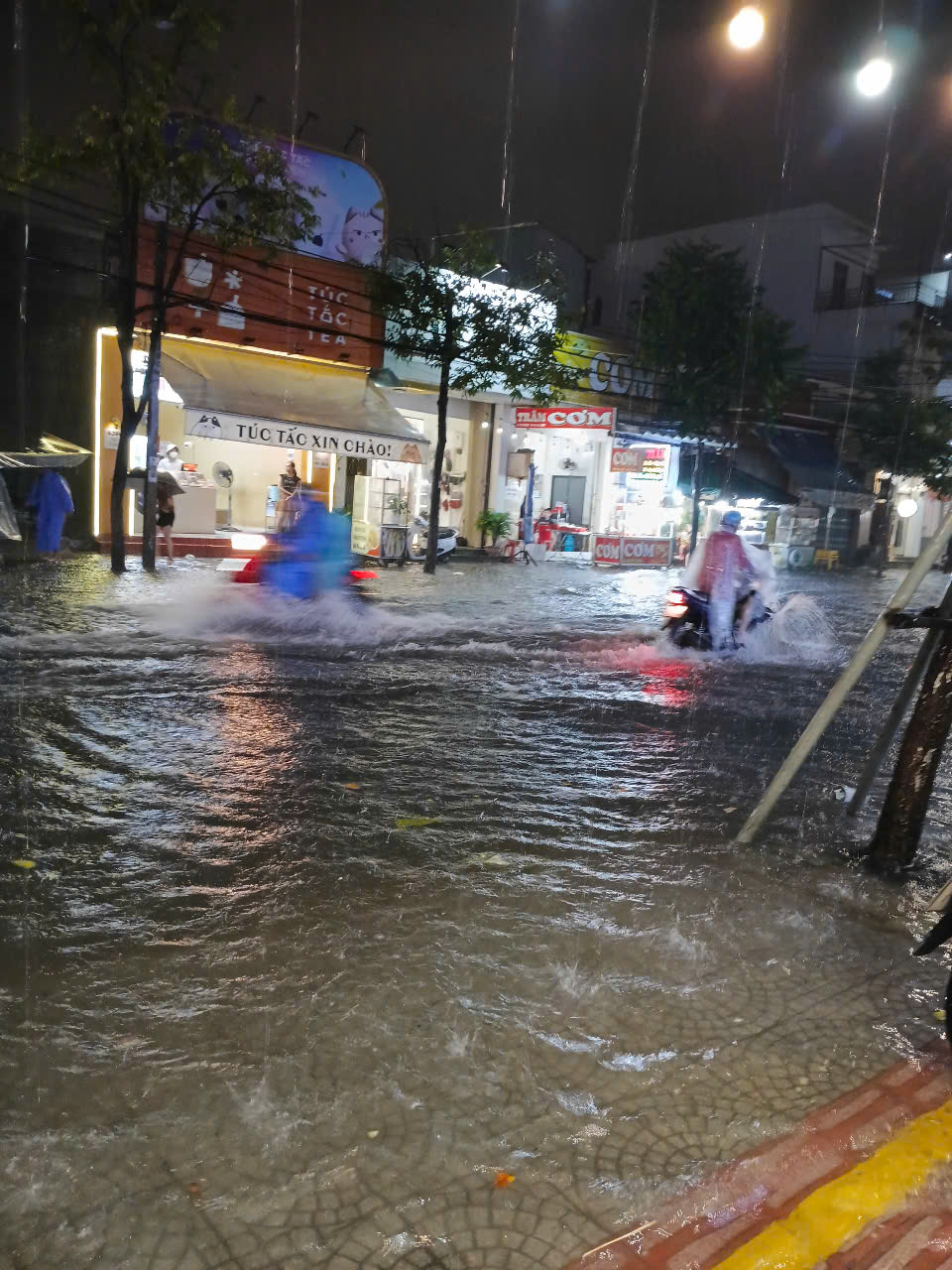 Mưa lớn kèm sấm chớp, nhiều tuyến đường Đà Nẵng thành sông, người dân lội nước về nhà- Ảnh 5. Mưa lớn kèm sấm chớp, nhiều tuyến đường Đà Nẵng thành sông, người dân lội nước về nhà- Ảnh 5.