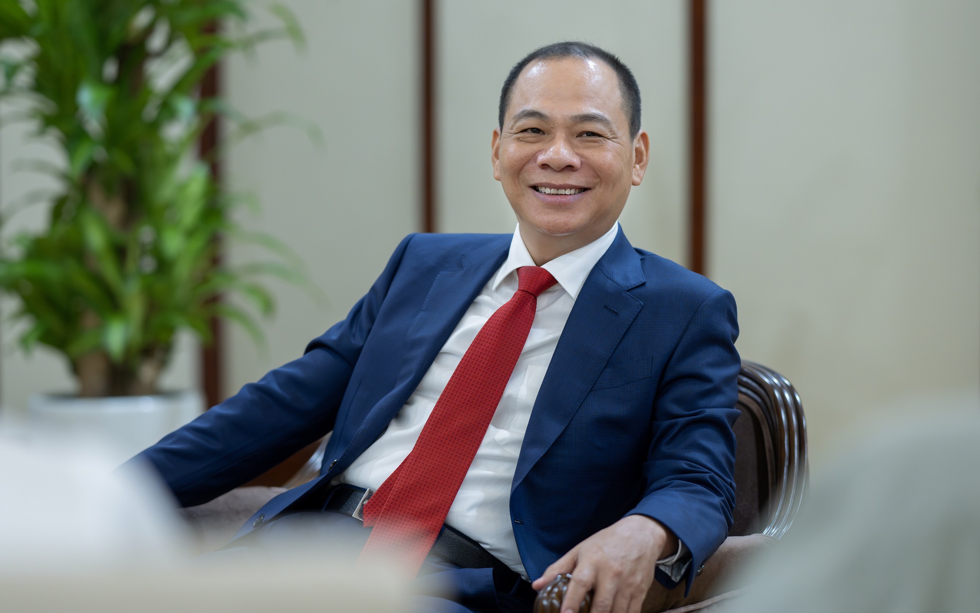 VIC vượt 100.000 đồng/cổ phiếu, tài sản tỷ phú Phạm Nhật Vượng áp sát 11 tỷ USD - Ảnh 2.