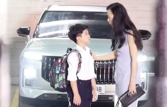 Diễn viên Phương Oanh tái xuất màn ảnh với tạo hình "bà mẹ sang chảnh"- Ảnh 2. Diễn viên Phương Oanh tái xuất màn ảnh với tạo hình "bà mẹ sang chảnh"- Ảnh 2.