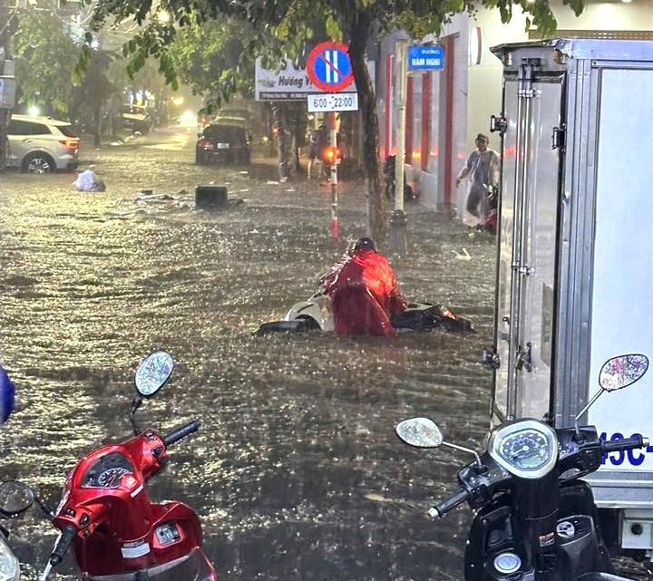 Mưa lớn kèm sấm chớp, nhiều tuyến đường Đà Nẵng thành sông, người dân lội nước về nhà- Ảnh 9. Mưa lớn kèm sấm chớp, nhiều tuyến đường Đà Nẵng thành sông, người dân lội nước về nhà- Ảnh 9.