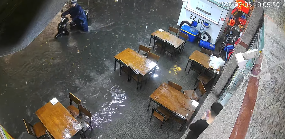 Mưa lớn kèm sấm chớp, nhiều tuyến đường Đà Nẵng thành sông, người dân lội nước về nhà- Ảnh 10. Mưa lớn kèm sấm chớp, nhiều tuyến đường Đà Nẵng thành sông, người dân lội nước về nhà- Ảnh 10.