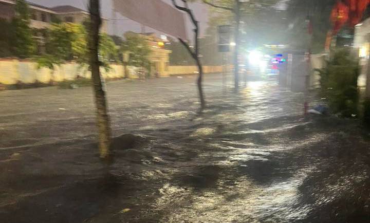 Người đàn ông suýt chết khi bị nước cuốn trôi trong cơn mưa lớn ở Đà Nẵng- Ảnh 7. Người đàn ông suýt chết khi bị nước cuốn trôi trong cơn mưa lớn ở Đà Nẵng- Ảnh 7.